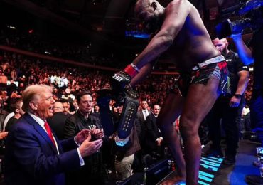 Jon Jones defiende su título de Peso Pesado de la UFC y entrega el cinturón a Trump