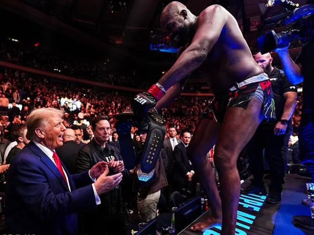 Jon Jones defiende su título de Peso Pesado de la UFC y entrega el cinturón a Trump