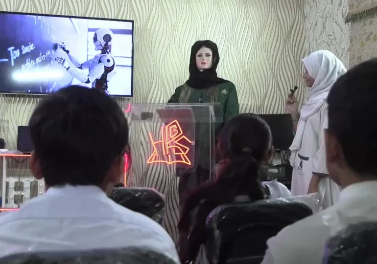 Escuela en Pakistán presenta una profesora robot impulsada por IA