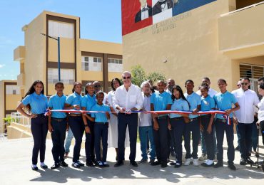 Presidente Abinader anuncia construcción de 4,000 aulas adicionales para 2025 y entrega nuevos centros educativos en Pantoja y Pedro Brand