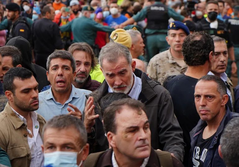 Los reyes de España visitan las zonas inundadas bajo la amenaza de nuevas lluvias