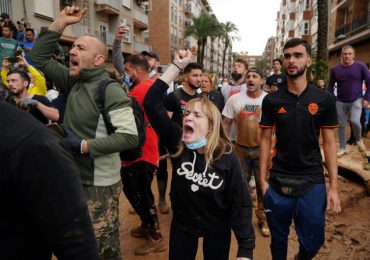 Reina Letizia y Pedro Sánchez se retiran de visita oficial en Paiporta ante protesta vecinal