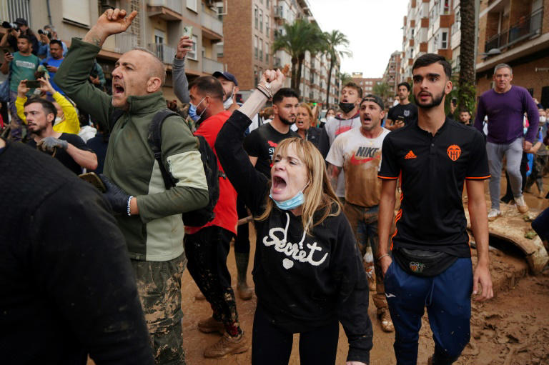 Reina Letizia y Pedro Sánchez se retiran de visita oficial en Paiporta ante protesta vecinal