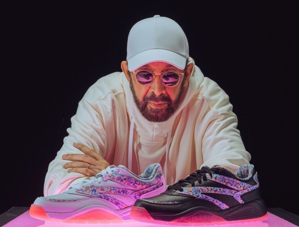 Juan Luis Guerra lanza edición limitada de tenis inspirados en su icónico álbum ‘Bachata Rosa’