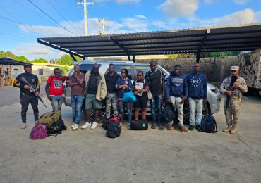 Detienen 11 nacionales haitianos en estatus migratorio irregular dentro de una jeepeta