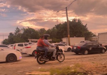 Video | Gran congestionamiento provoca largas filas en la Autopista Duarte