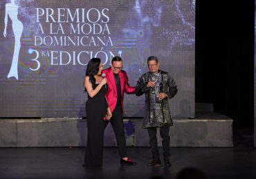 Diseñador Faraón gana premio A la Moda 2024