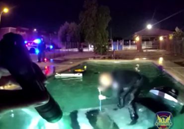 Conductor pierde el control de su vehículo, atraviesa una valla y se hunde en una piscina