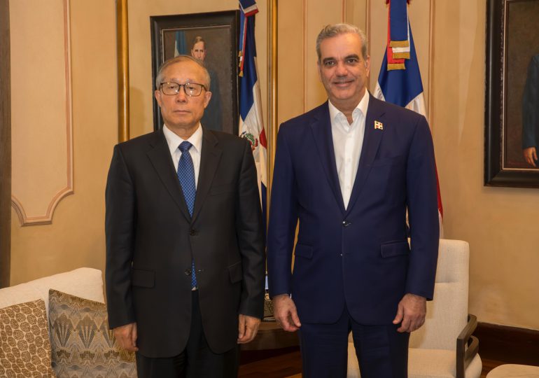 Presidente Abinader se reúne con el vicepresidente de la Asamblea Nacional de China, Li Hongzhong