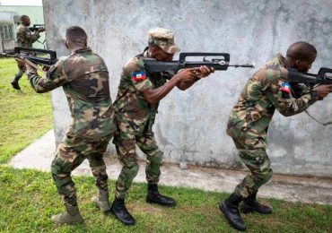 Efectivos de las Fuerzas Armadas de Haití reciben entrenamiento de combate en Martinica