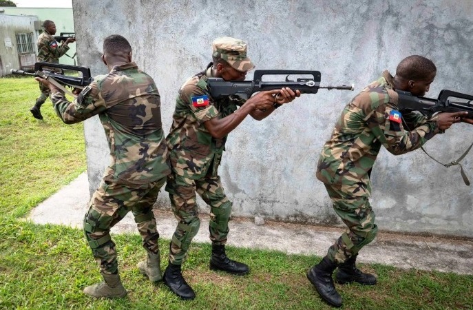 Efectivos de las Fuerzas Armadas de Haití reciben entrenamiento de combate en Martinica