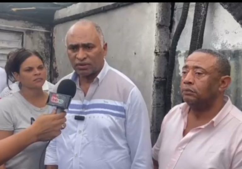 Senador por Peravia asiste a familia afectada por incendio en Las Colinas