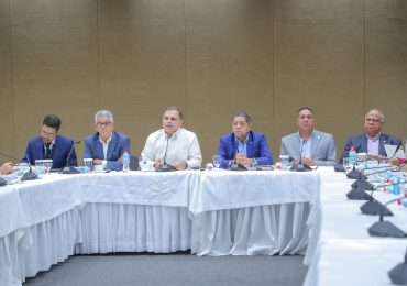 Comisión Bicameral que estudia Proyecto de Ley del Presupuesto se reúne con ministro de Hacienda y con director general de Presupuesto