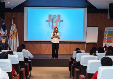 Carolina Mejía lleva charla de responsabilidad ciudadana a estudiantes de Loyola