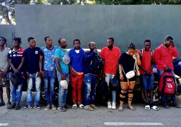 Ejército detiene 28 haitianos en estatus migratorio irregular en tres vehículos