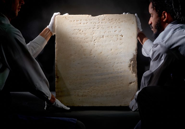 Subastarán tableta con los Diez Mandamientos; tiene unos 1,500 años