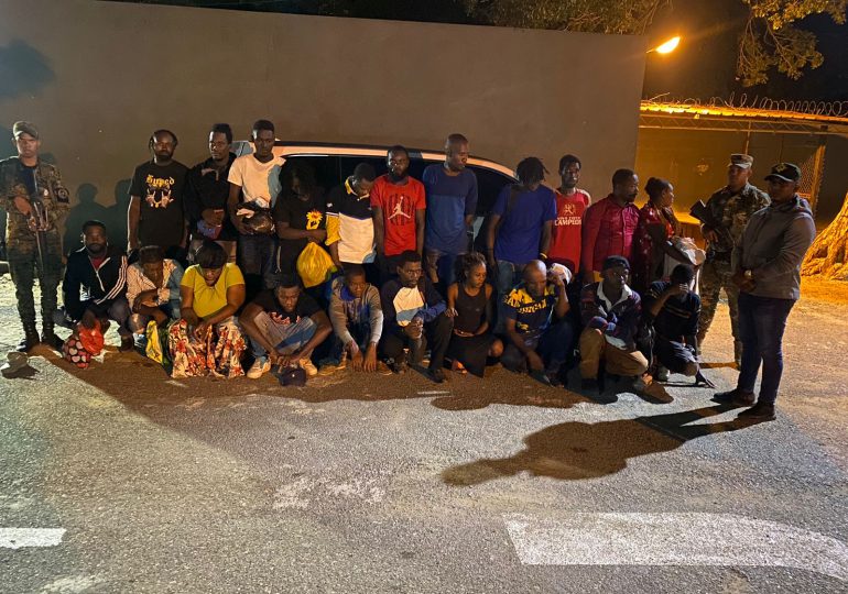 Detienen dos vehículos con 22 nacionales haitianos en estatus migratorio irregular