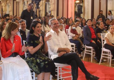 Primera dama da la bienvenida a la Navidad con encendido del árbol navideño en Palacio Nacional