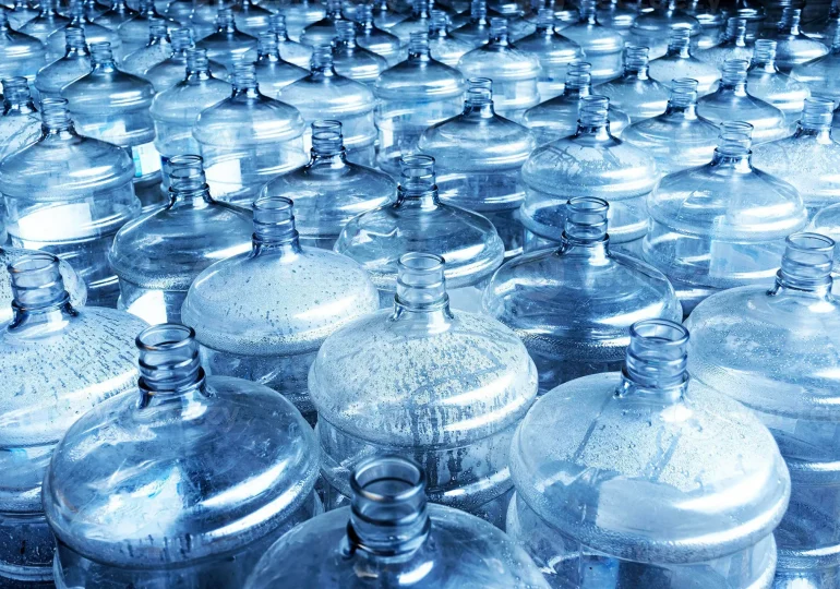 Onpeco apoya retiro de botellones de agua expuestos al calor y destaca beneficios para salud