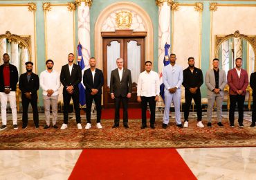 Presidente Abinader recibe a equipo dominicano de béisbol que representará al país en torneo Premier 12 en China Taipei