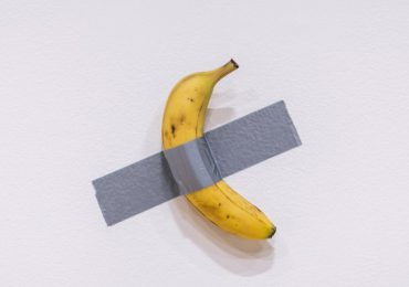 La icónica banana pegada a la pared se vende por $6.2 millones: El debate sobre el arte se reaviva