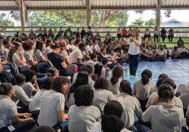 Carolina Mejía lleva a centros educativos programa de charlas sobre manejo de residuos sólidos y responsabilidad ciudadana