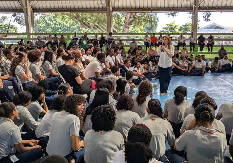 Carolina Mejía lleva a centros educativos programa de charlas sobre manejo de residuos sólidos y responsabilidad ciudadana