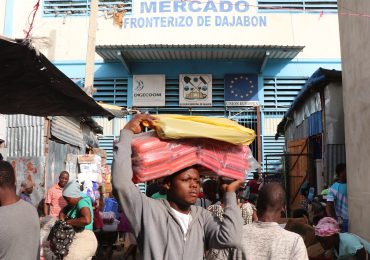 Haitianos adquieren miles de alimentos a través de mercados fronterizos