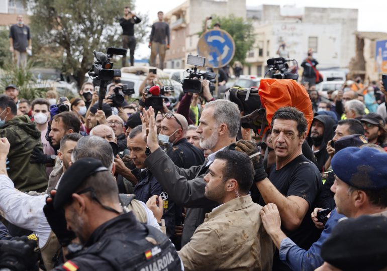 Insultos y lanzamiento de barro a la comitiva de los reyes al llegar al centro de Paiporta