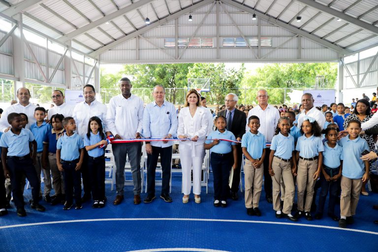 Raquel Peña inaugura techado de cancha de la escuela Pablo Barinas