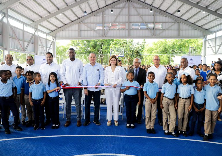 Raquel Peña inaugura techado de cancha de la escuela Pablo Barinas