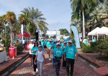 Centenares participan en la "Caminata del Amor", de la Fundación Dándole Sentido a la Vida