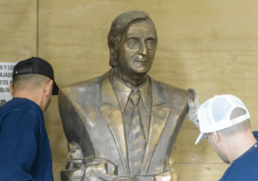 Video | Milei ordena retirar busto de Néstor Kirchner por representar "autoritarismo"