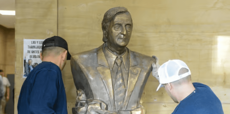 Video | Milei ordena retirar busto de Néstor Kirchner por representar "autoritarismo"