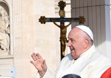 El papa insta a Iglesia, Estados y organismos internacionales a "no olvidar los pobres"