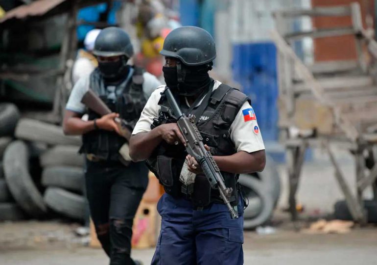 Policía haitiana incauta uniformes y detiene a dos en operativos contra bandas