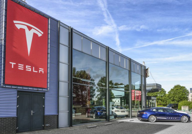 Las acciones de Tesla superan el billón de dólares de valoración