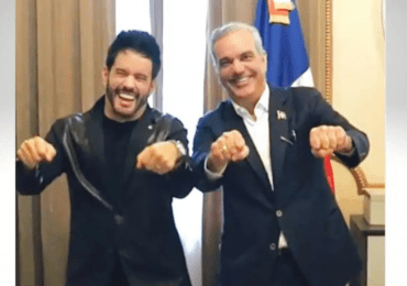 Video: Manny Cruz y el presidente Luis Abinader sorprenden al público con el "MotoChallenge"