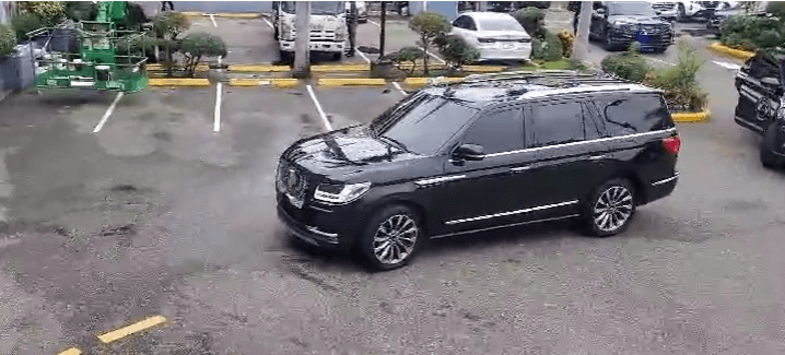 Luis Abinader vuelve a utilizar la "Lincoln Navigator" como vehículo oficial