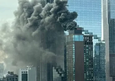 Video | Se reporta incendio en rascacielos de lujo en Manhattan, New York