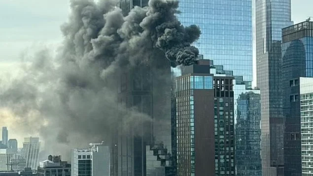 Video | Se reporta incendio en rascacielos de lujo en Manhattan, New York