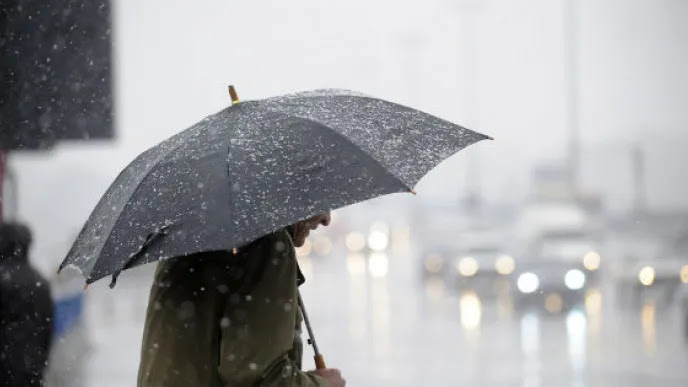 Inicio de semana con temperaturas frescas y lluvias aisladas tras el paso de un frente frío