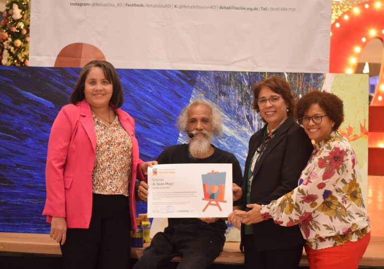 Pintor Juan Mayí pintó en vivo en la exposición Pintura Sin Límites de los alumnos de Educación Especial de Rehabilitación