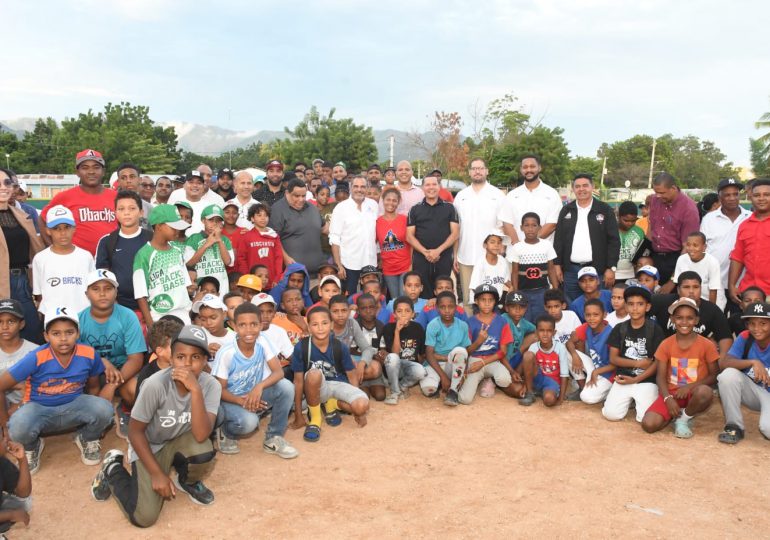 Comisionado de Béisbol y MLB entregan estadio de béisbol La Bombita, en Azua