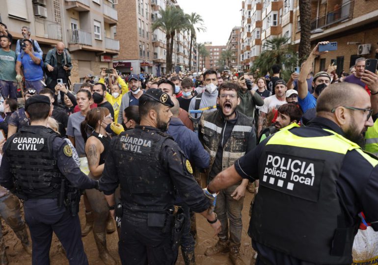 Tensión en Valencia: los Reyes de España reciben una violenta bienvenida en zona afectada por la DANA