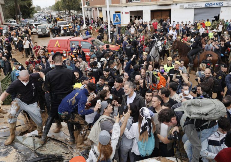 Pedro Sánchez es evacuado de Paiporta en medio de protestas y lanzamiento de objetos