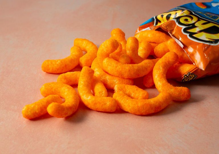 Tras el éxito de la banana, subastan Cheeto Puff pegado a la pared por $200,000 dólares