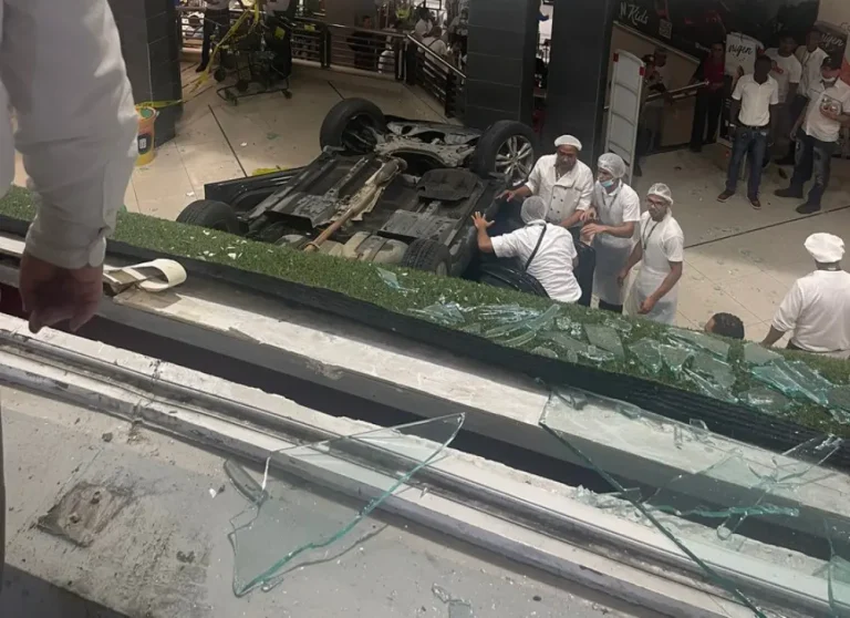 Momento en el que cae vehículo dentro de sucursal del Supermercado Nacional