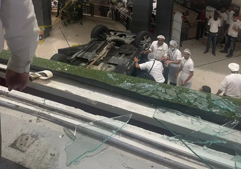 Momento en el que cae vehículo dentro de sucursal del Supermercado Nacional