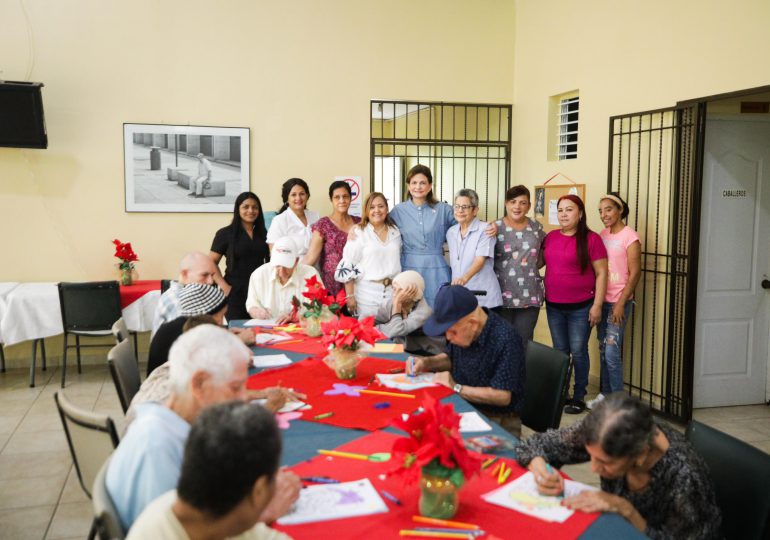 Raquel Peña lleva esperanza a niños y adultos mayores de Santiago en jornada navideña